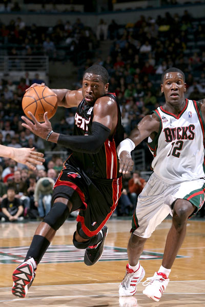 NBA最新排名公布!湖人稳坐第四,雷霆创纪录领先西部,勇士有望争夺第五.